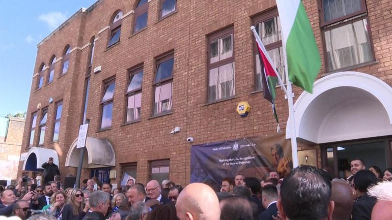 SON DAKİKA | İngiltere resmen devlet olarak tanıdı: Londrada Filistin elçiliği açıldı